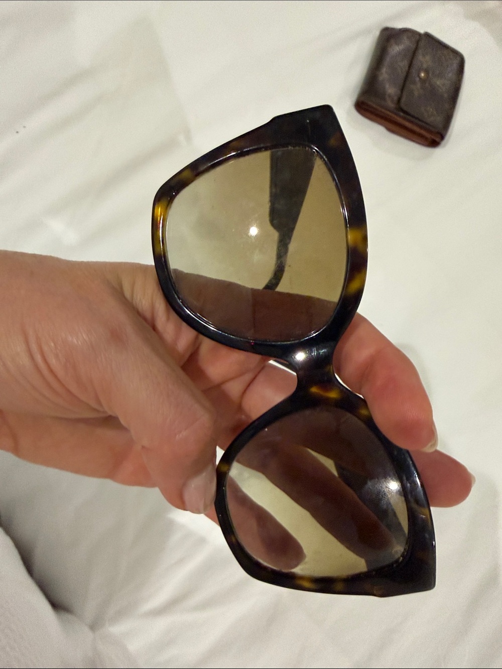 Gucci Tortoiseshell and Black Oversized Sunglasses with Gold Detail - Picture 3 of 3